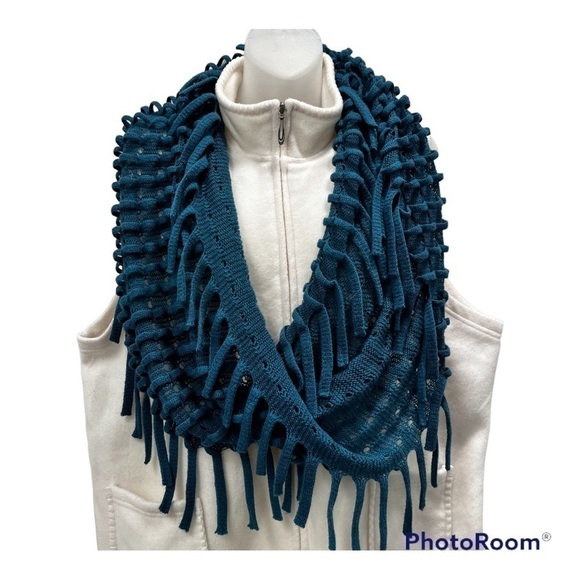 🌟 $10 🌟 Crocheted tube scarf with tassels - Picture 1 of 6